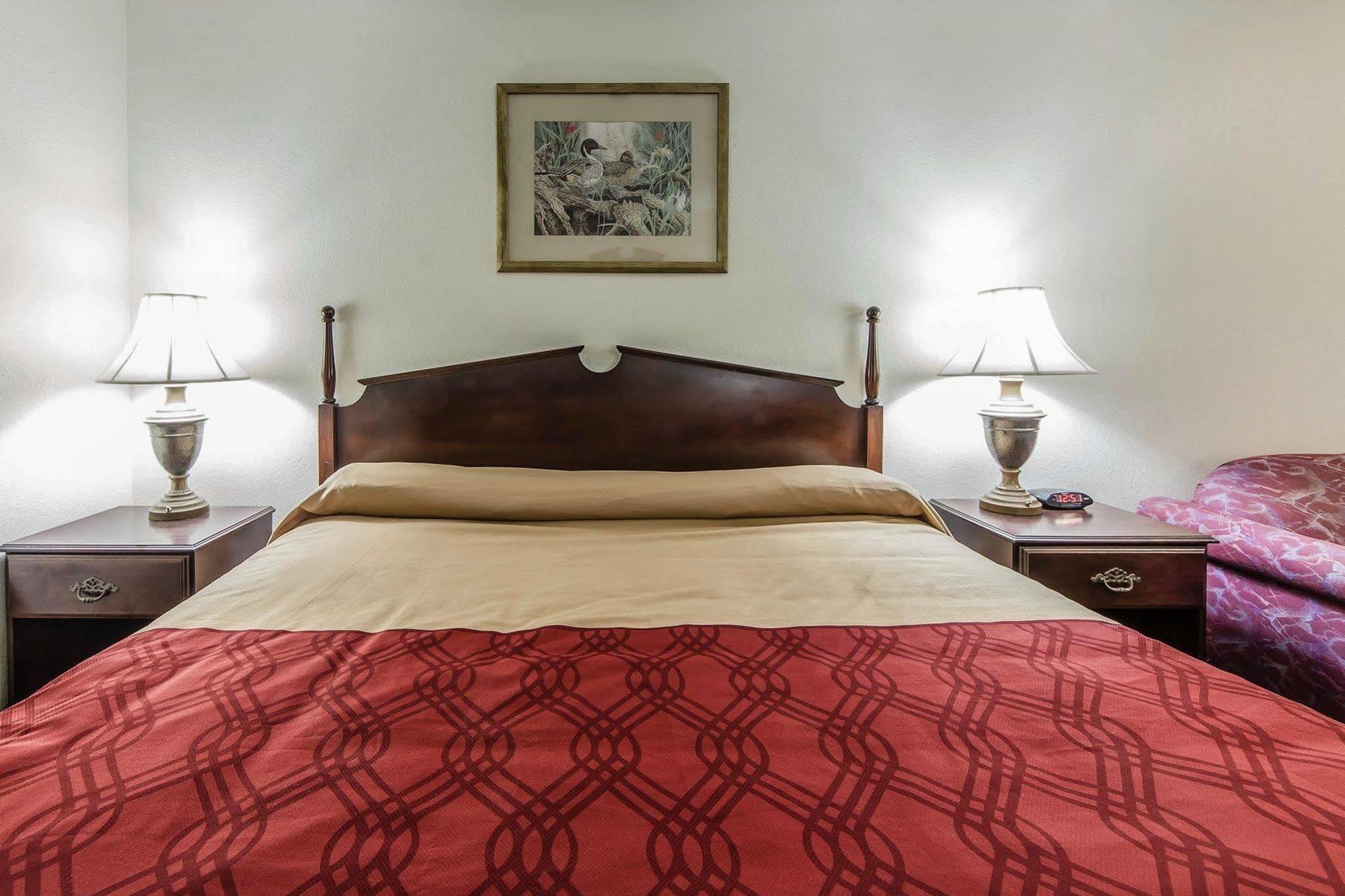 Red Roof Inn Дандрижд Екстериор снимка