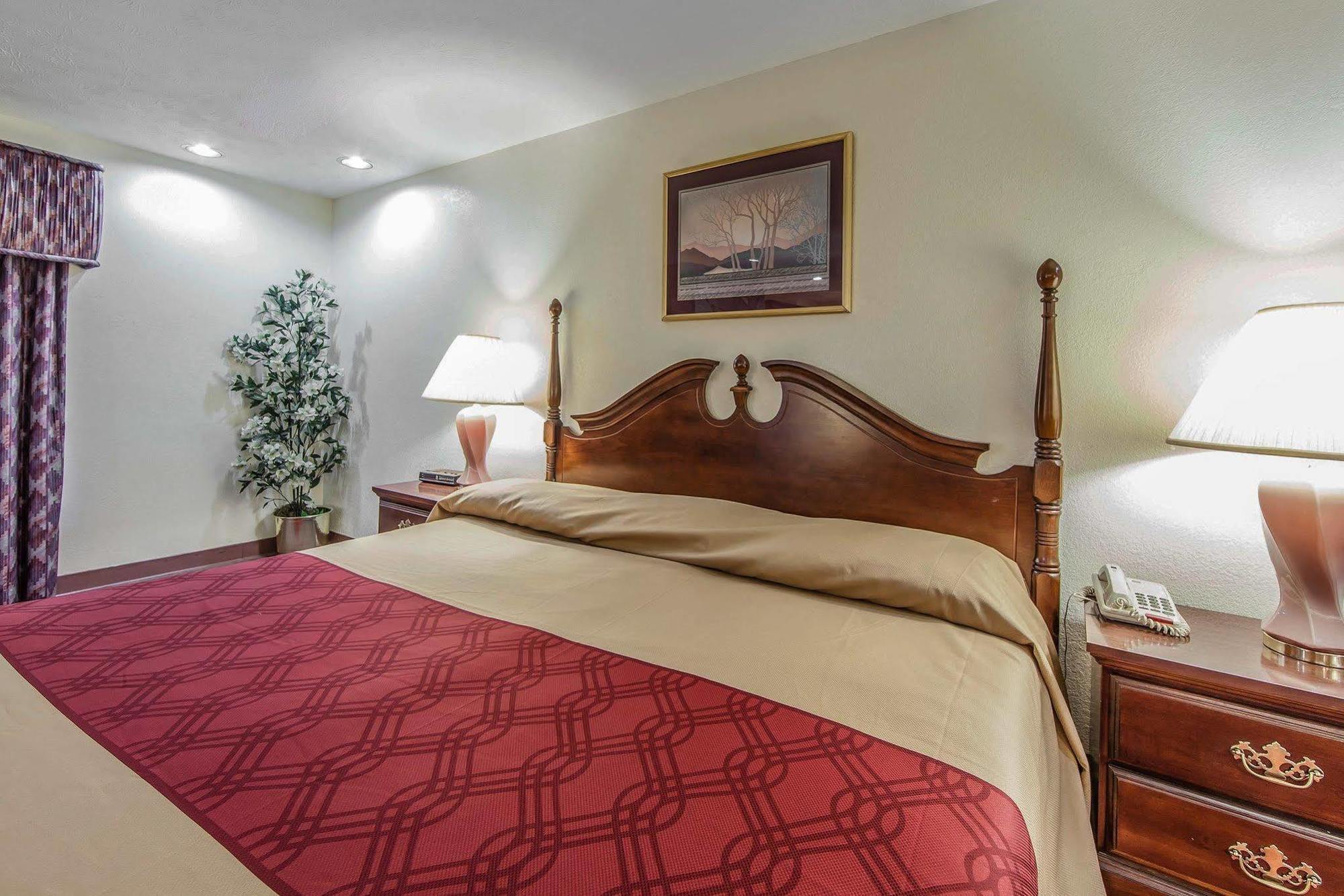 Red Roof Inn Дандрижд Екстериор снимка