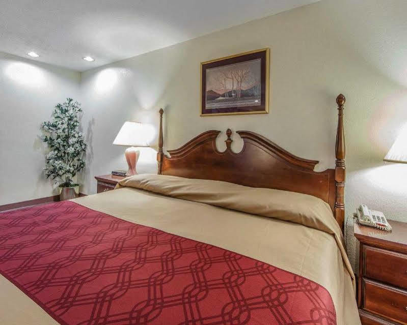 Red Roof Inn Дандрижд Екстериор снимка