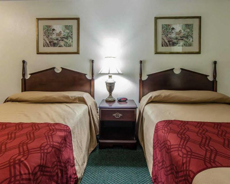 Red Roof Inn Дандрижд Екстериор снимка